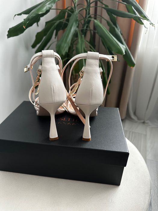 Sandale Chiara crem/ivoire cu barete și lanț auriu Musette