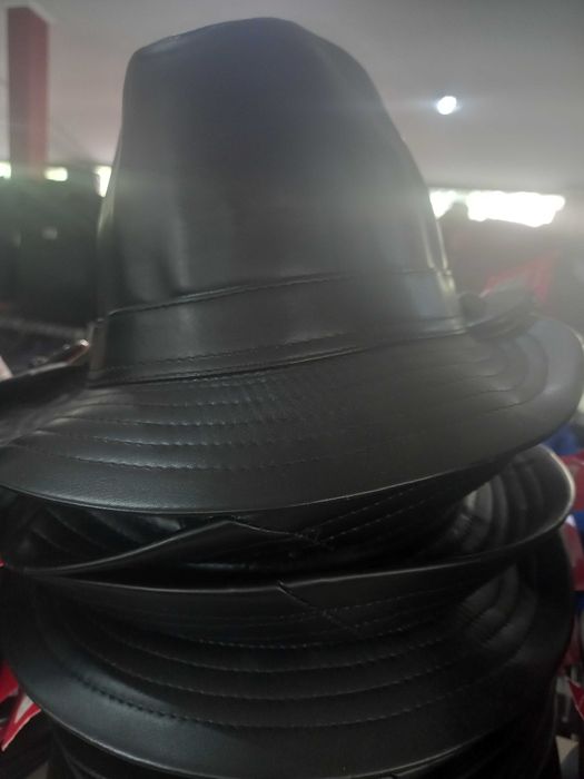 Ново!Черна шапка еко кожа