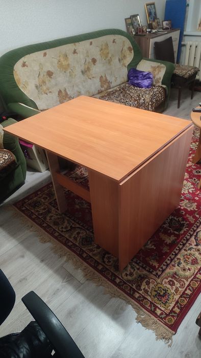 Продаю стол раздвижной.