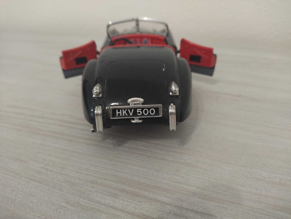 Метална количка Jaguar XK120 -1/24 !!!
