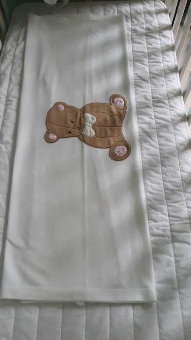Patura pentru bebe (pufoasa, alba, cu broderie ursulet)