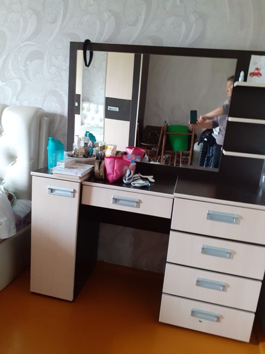 Шкаф и столик с зеркалом