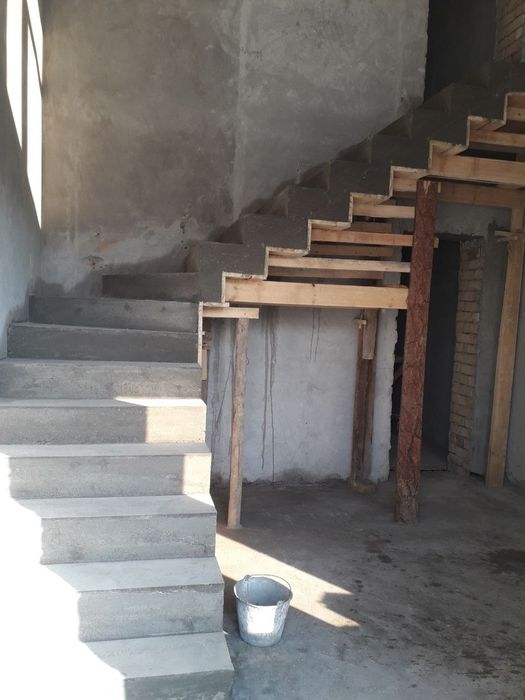 Бетонные ,монолитный лестницы