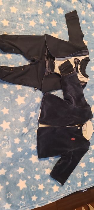 Vând costumaș bebeluș 0-3 luni