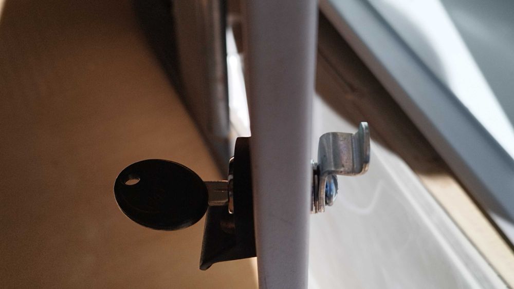 Комуникационен шкаф - сървърен шкаф - рак шкаф 12U Triton.