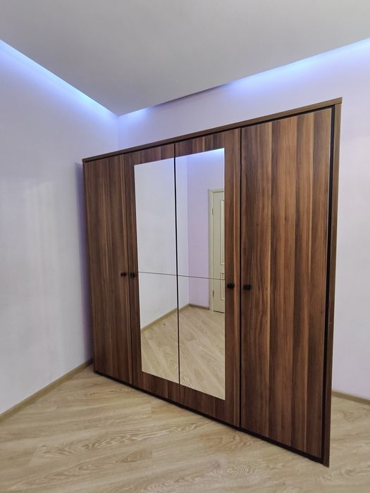 Шкаф с зеркалом.