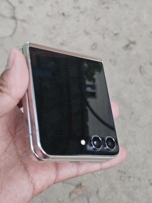 Samsung galaxy flip 5  8a 256gb