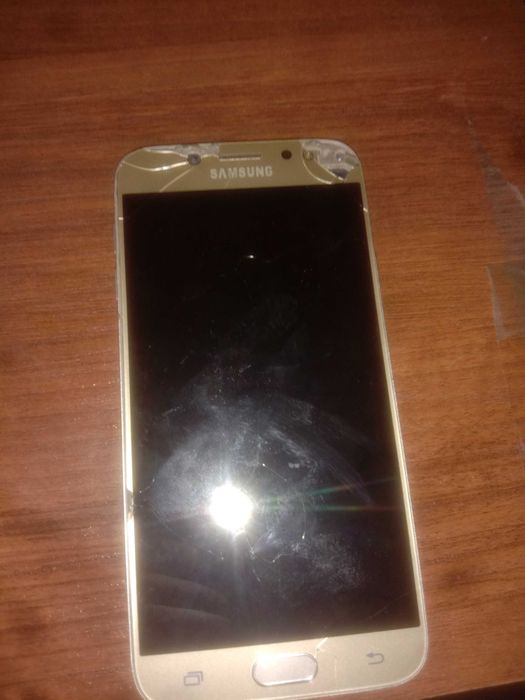 Samsung J7+ telephone