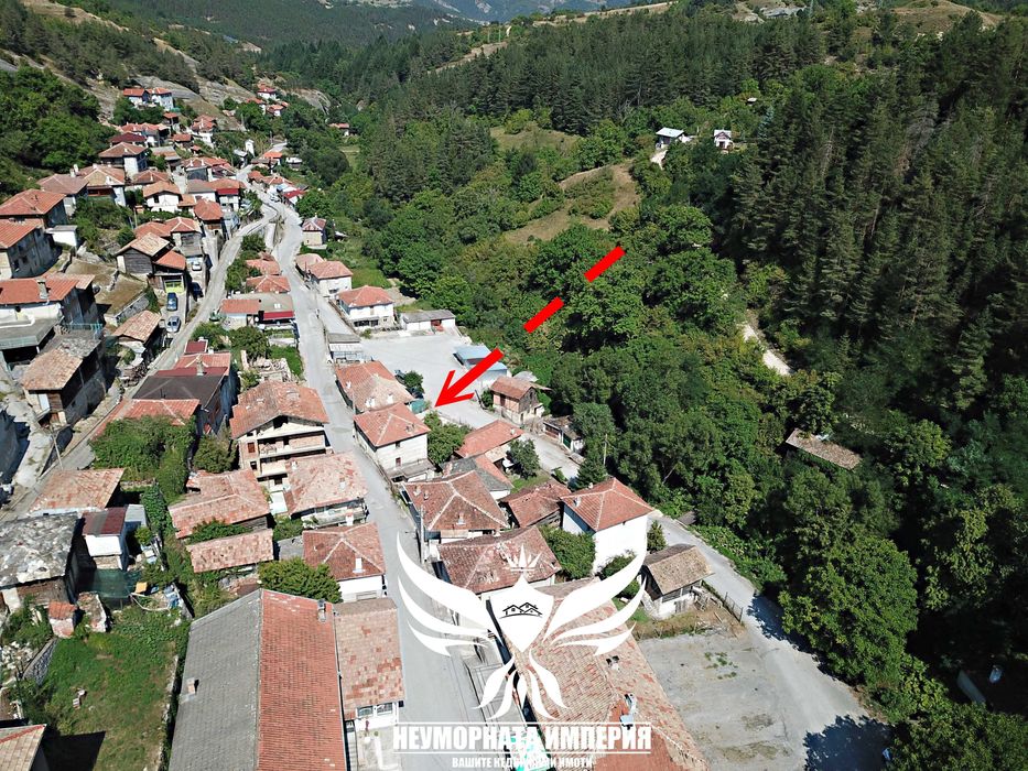 Продавам триетажна къща 150РЗП с 155кв. двор в село Малево