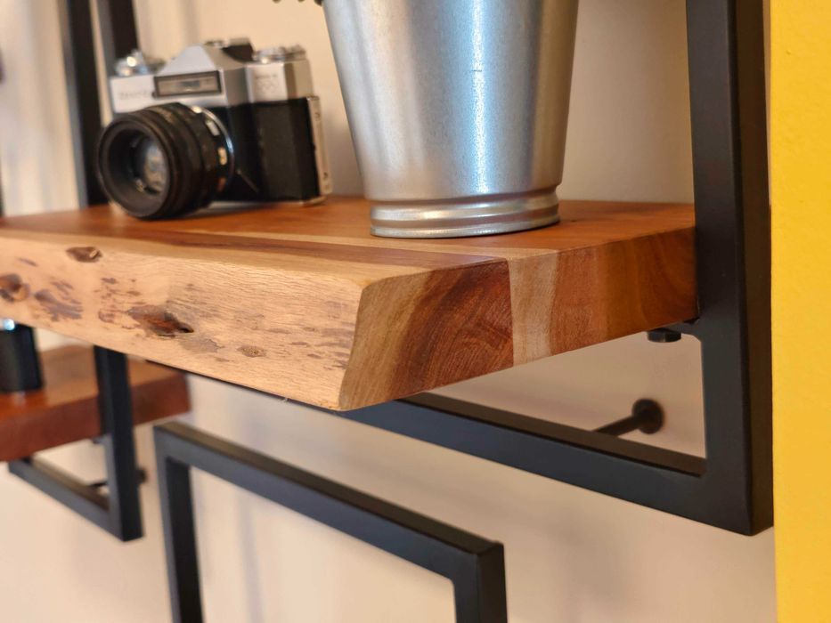 Рафтове за стена от масивно дърво, стават и за книги