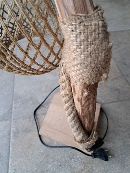 Ратанова настолна лампа