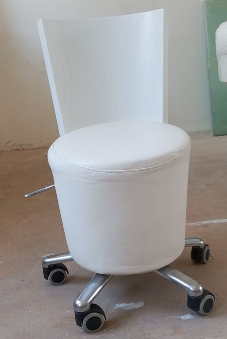 Стул для мастеров в салоне красоты