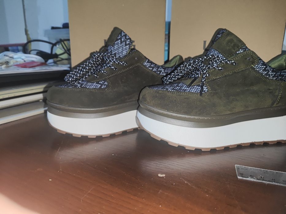 Продам кроссовки UGG