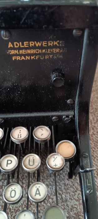 Vând mașina de scris ADLER