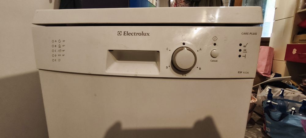 Vând mașina de spălat vase Electrolux