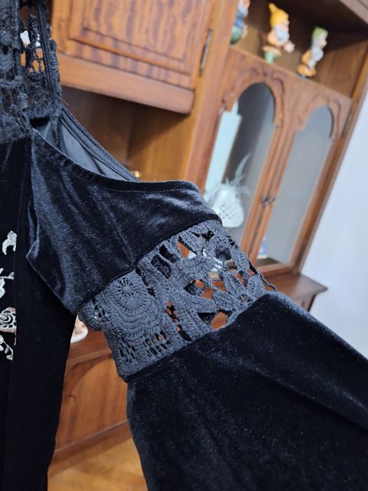 Vând iie din catifea  si dantela brodata.