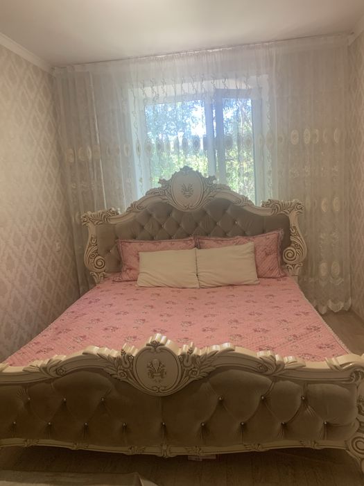 Продается 2-х спальная кровать с тумбочками