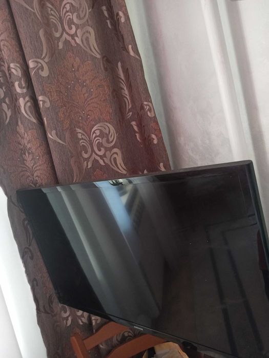 Телевизор Samsung в кронштейном