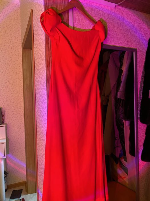Красное платье