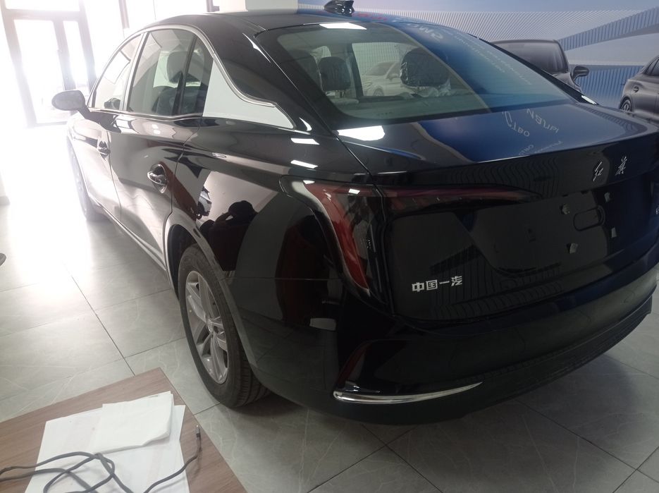 Hongqi E-QM5 электромобиль