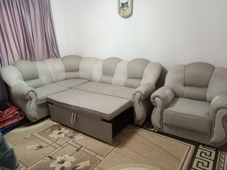 Продам угловой диван с креслом