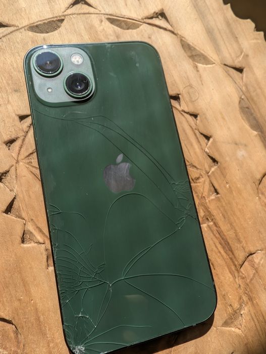 iPhone 13, 128 GB + 2 huse