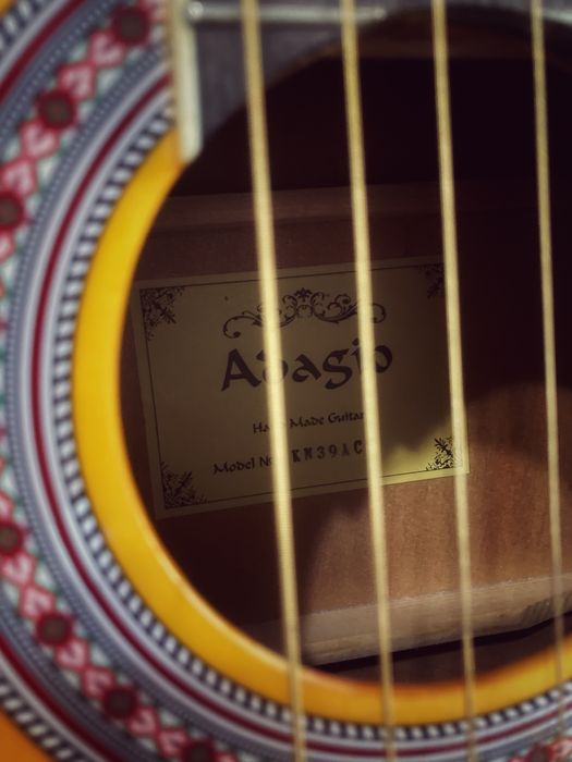 Акустическая гитара Adagio + чехол + каподастр, новые струны