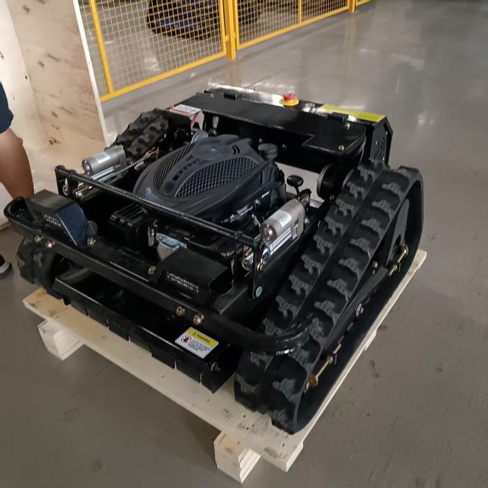 Robot de tuns și tăiat iarba Atlatech cu șenilă  ,comandat prin teleco