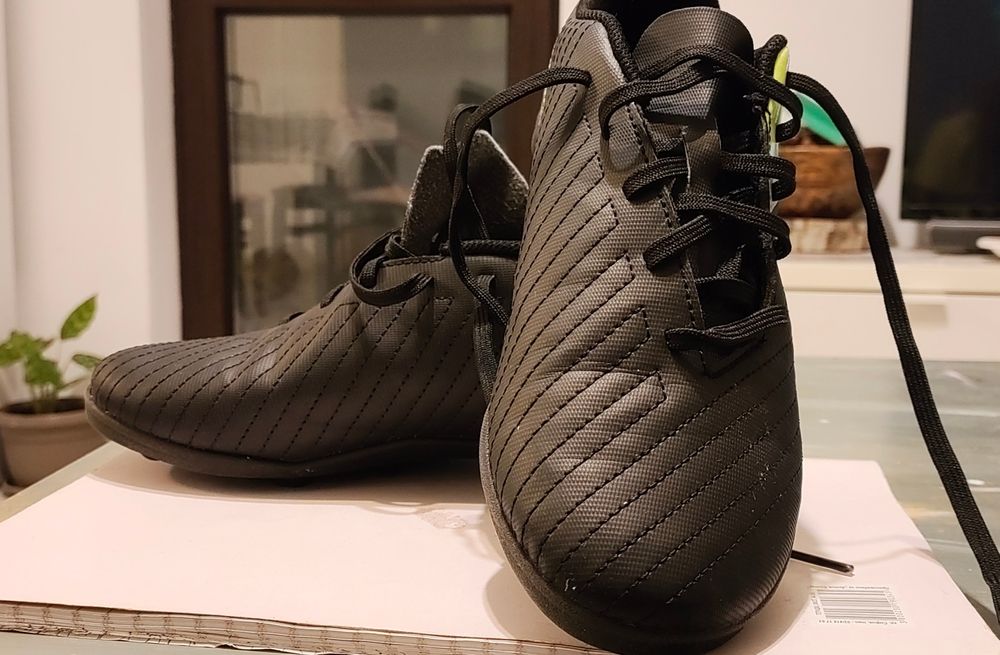 Футболни обувки/бутонки/