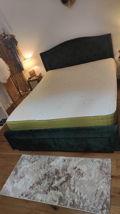 Vând pat tapițat verde smarald cu 4 sertare și SALTEA