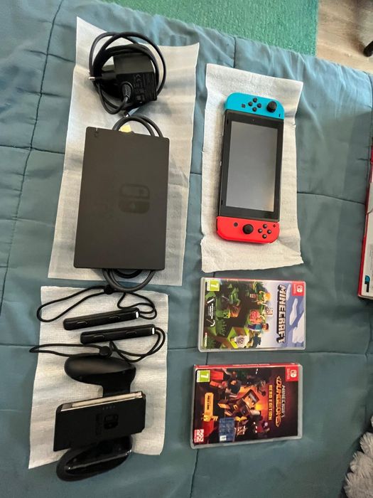 Nintendo switch in cutie cu doua jocuri minecraft