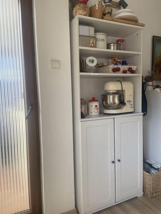 Запазен бял шкаф