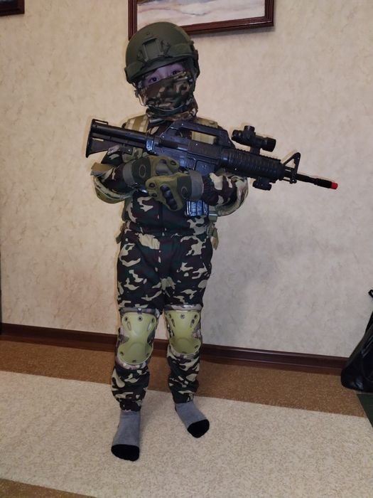 Шлем каска форма военаая Китай пластикновые