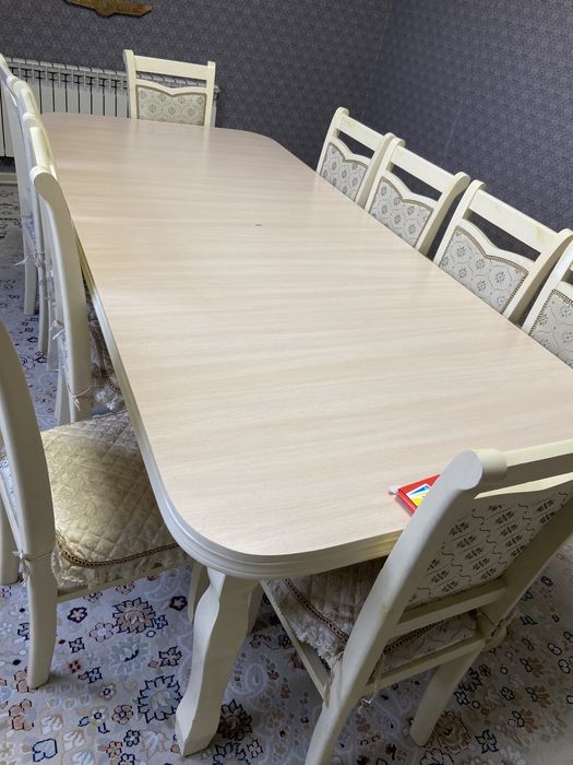Стол и стуля для гостинной
