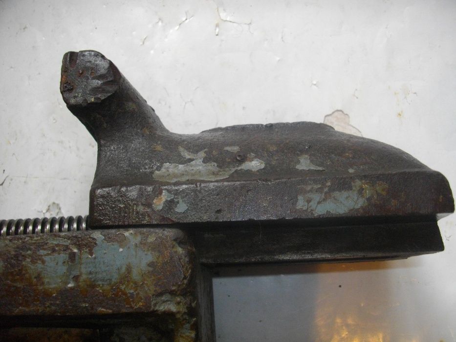 Българско Соц Шлосерско Менгеме 8,5 кг Старо качество  11 см Захват