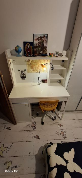 Vand birouri copii + scaune + biblioteca + covor