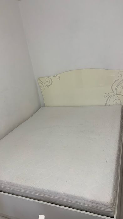 Двуспальняя кровать 200х160 с матрасом
