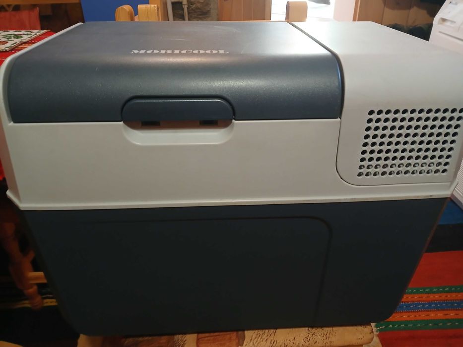 Хладилник с компресор за кола Mobicool 38l