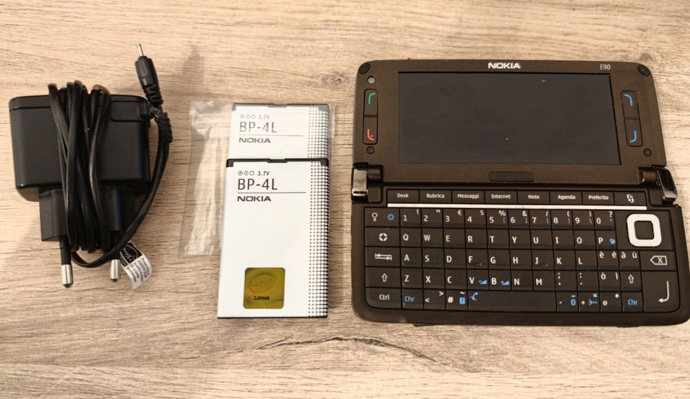 Vand Nokia E90 + incarcator