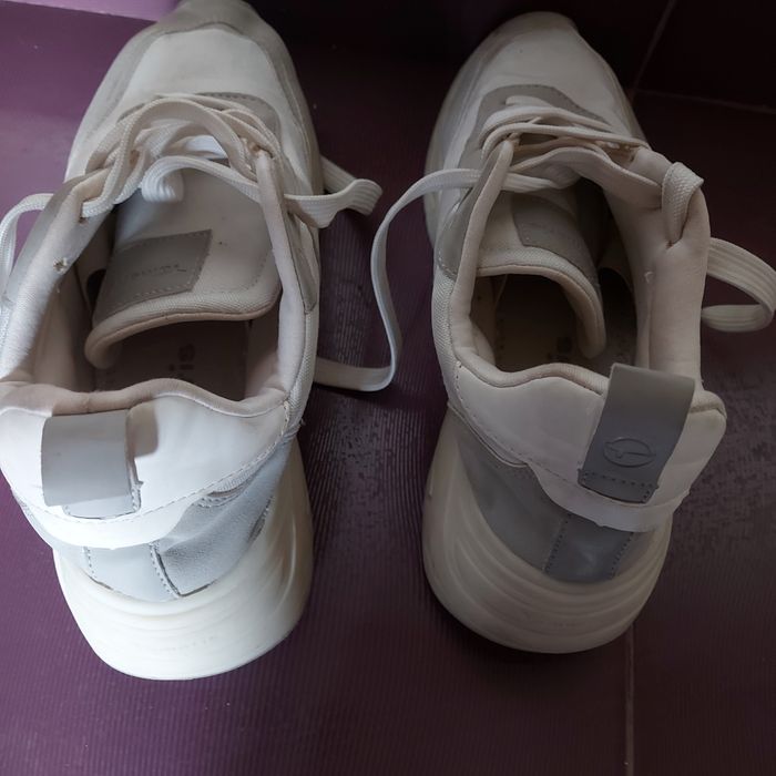 Vind adidasi marimea 37 , marca Tamaris.