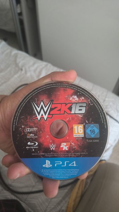Vând PlayStation 4slim de 1Tb(1 tera).Consola vine însoțită de 2 manete PlayStation 4 model army împreună cu docul de încărcare a manetelor și  hdmi.