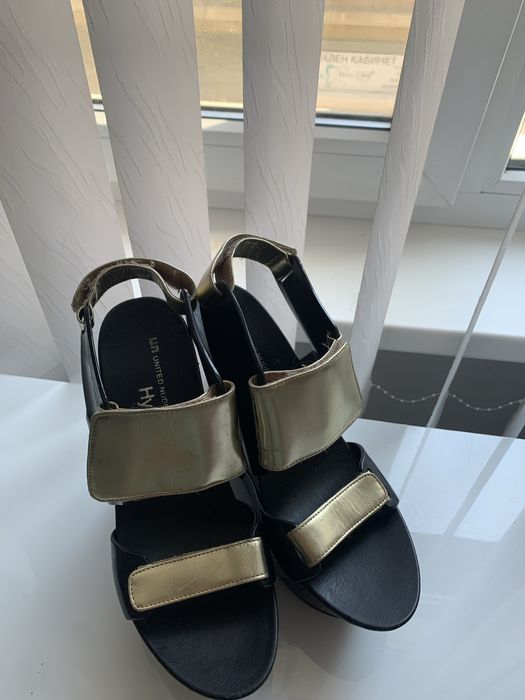 Екстревагантни обувки United nude