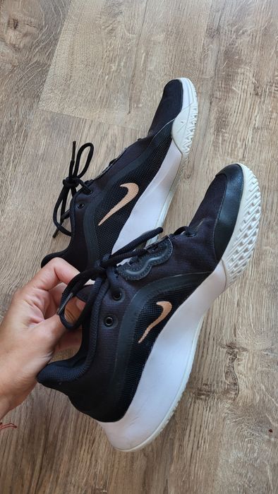 Дамски Маратонки Nike
COURT AIR MAX VOLLEY