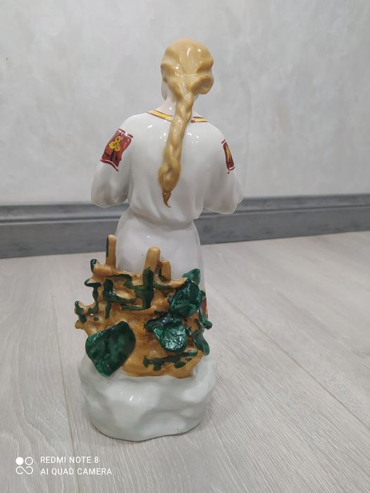 Фарфоровая статуэтка Гадание на ромашке СССР 1956