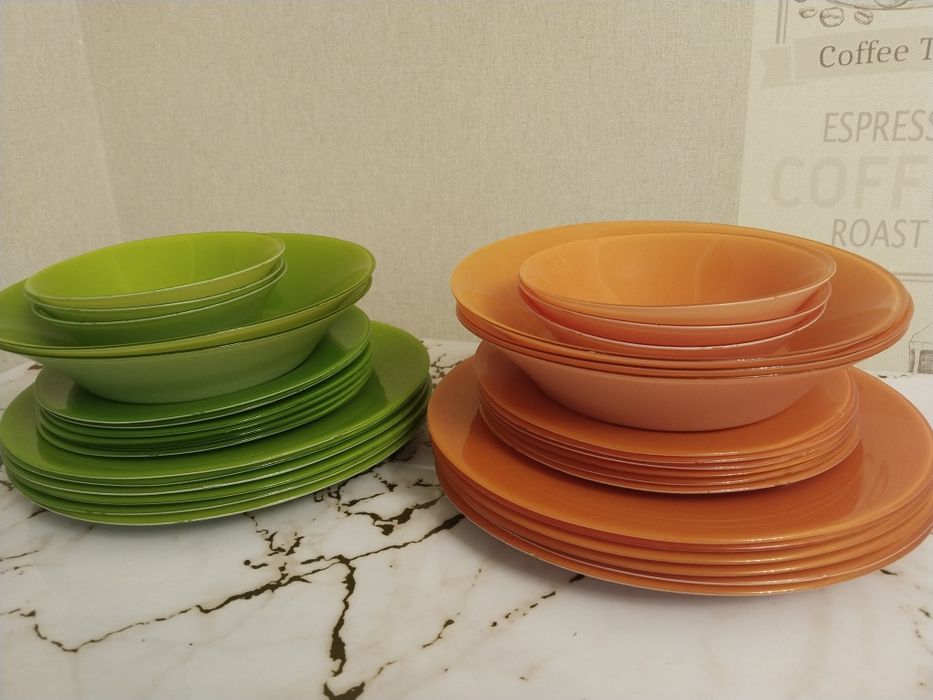 Продам столовый набор тарелок