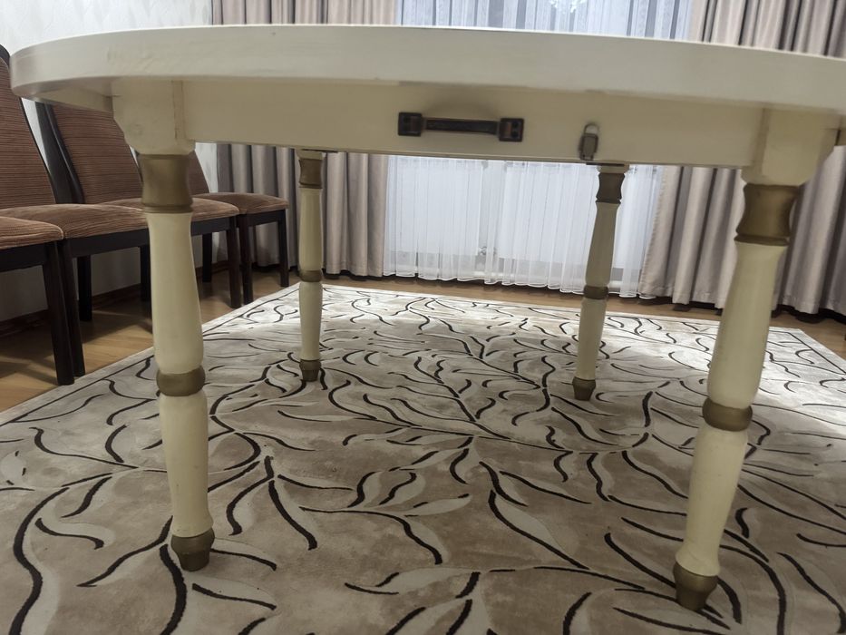 Круглый стол с орнаментом