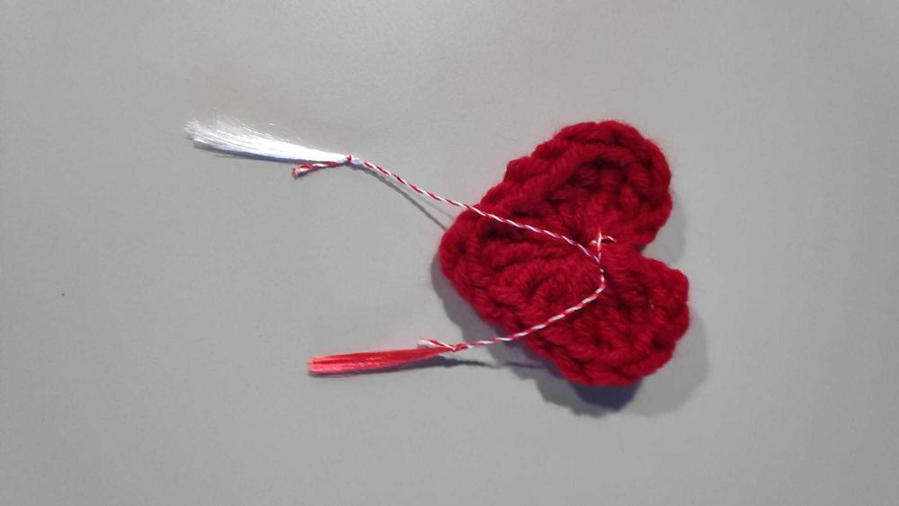 Inimă croșetată cu șnur de mărțișor – handmade realizate la comandă