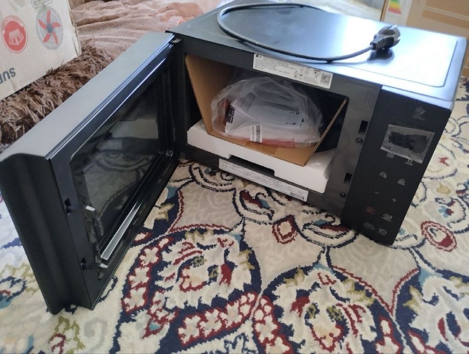 Продаётся микроволновка LG MS-2535BIS