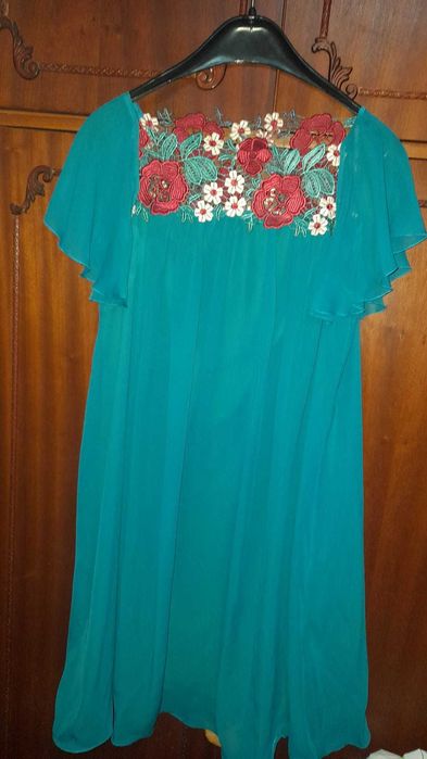 Vand rochii de ocazie,noi fara eticheta.mai multe relatii la tel.