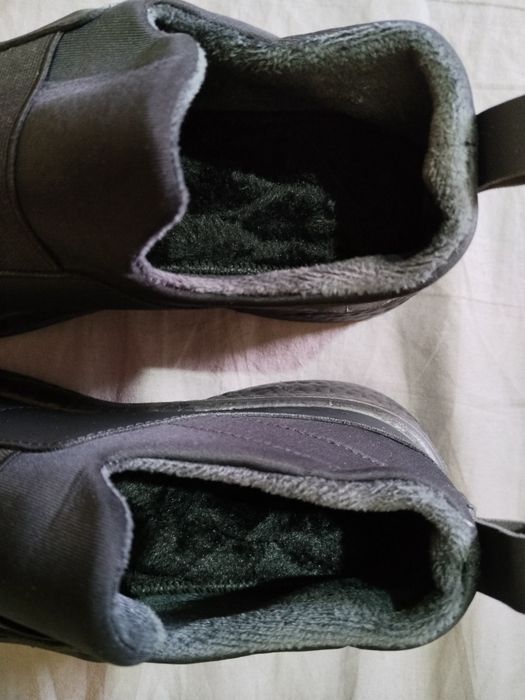 Продаётся зимняя обувь с искусственным мехом.